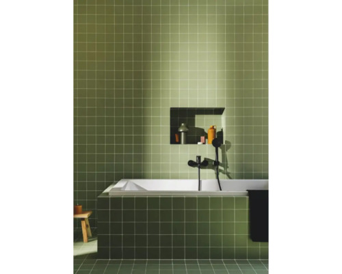 Baie cu cadă, baterie și spațiu de depozitare în fața plăcilor verzi