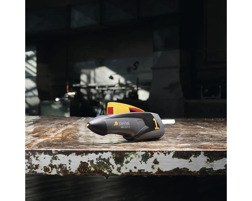 Pistol cu aer cald Steinel pe un banc de lucru