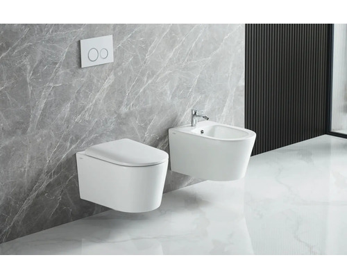 Baie modernă cu toaletă suspendată și bideu