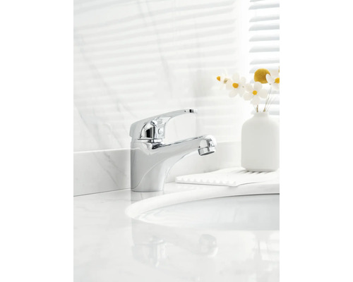 Baterie monocomandă din metal pe o chiuvetă