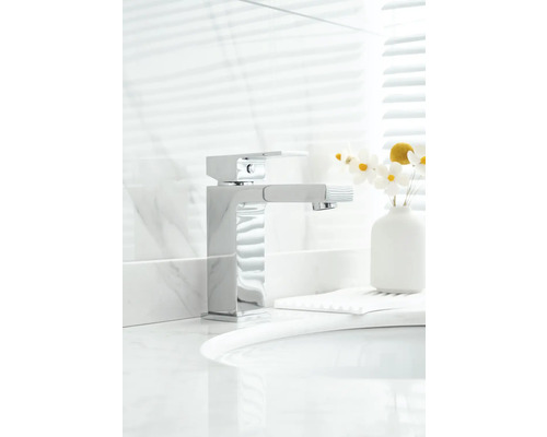 Baie modernă cu robinet pătrat și duș de mână extensibil