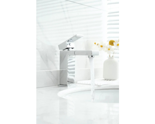 Robinete metalice moderne în baie, cu apă curgătoare.