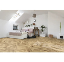 Dormitor cu fereastră de mansardă, pat și podea din lemn cu model herringbone