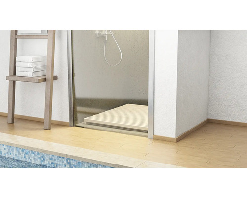 Cabină de duș cu cap de duș și grătar din lemn, precum și un raft cu prosoape în baie.