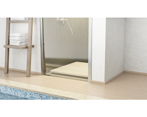 Baie cu duș, raft din lemn cu prosoape și podea cu gresie