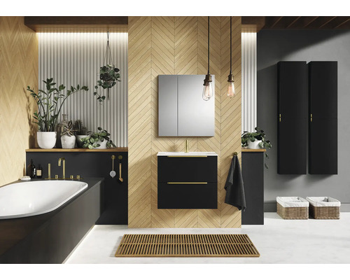 Baie cu cadă, dulap sub lavoar, dulap cu oglindă și dulapuri înalte în design întunecat în fața unui perete de lemn