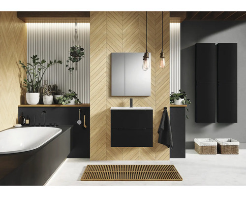 Baie modernă cu cadă, dulap de bază pentru lavoar, dulap cu oglindă și două dulapuri suspendate.