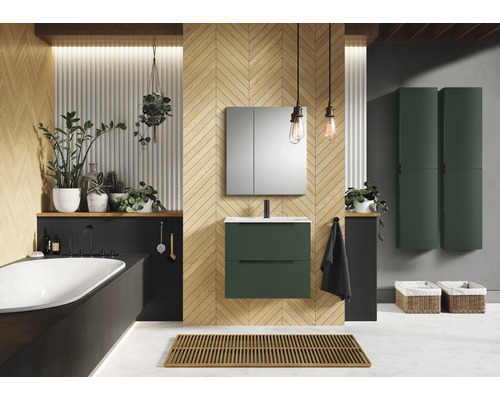 Baie modernă cu chiuvetă, oglindă, cadă și detalii din lemn