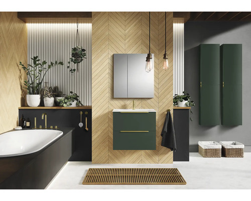 Baie modernă cu lavoar, dulap cu oglindă și cadă