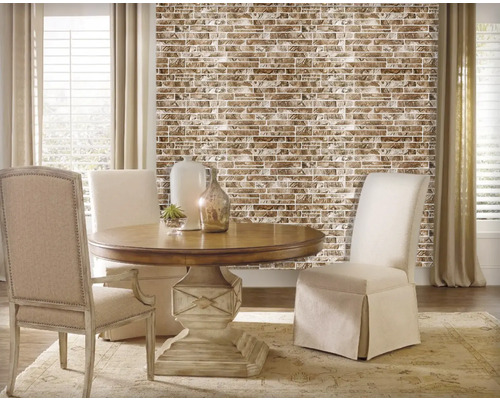 Grup de masă în fața unui perete cu plăci de mozaic