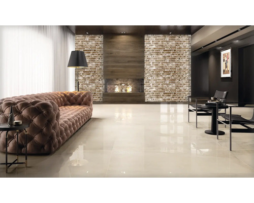 Cameră de zi cu canapea, lampadar, șemineu și podea cu gresie