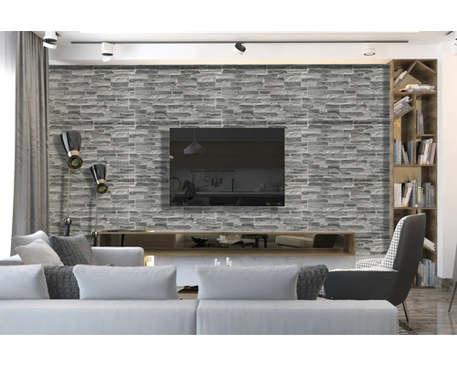 Cameră de zi cu tapet de perete din piatră, televizor și bibliotecă