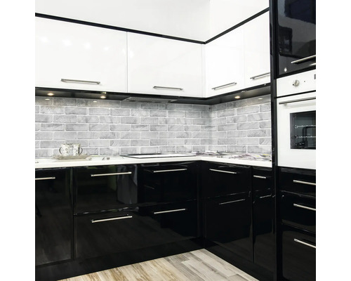 Bucătărie modernă cu dulapuri superioare albe și dulapuri inferioare negre