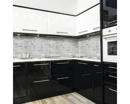 Bucătărie modernă cu dulapuri albe și negre și faianță cu model de cărămidă