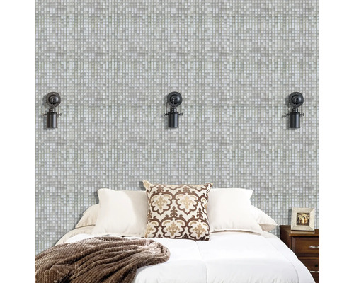 Dormitor cu perete cu gresie mozaic, pat și lămpi de perete