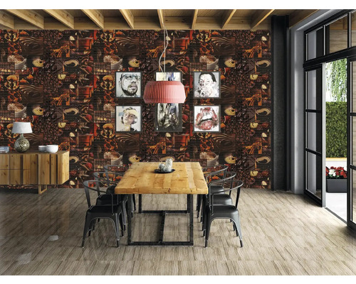 Sufragerie cu masă din lemn, scaune și perete cu model de cafea