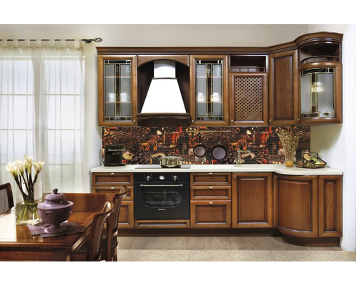 Bucătărie clasică cu dulapuri din lemn, hotă și perete posterior cu model