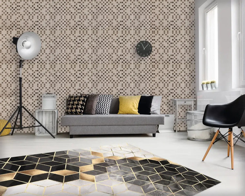 Living cu perete cu mozaic, canapea și covor geometric