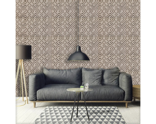 Cameră de zi cu perete de mozaic, canapea, lampadar, lustră suspendată, covor și măsuță laterală