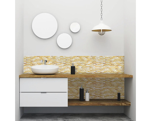 Baie modernă cu plăci de mozaic cu aspect de cărămidă, lavoar și oglinzi rotunde