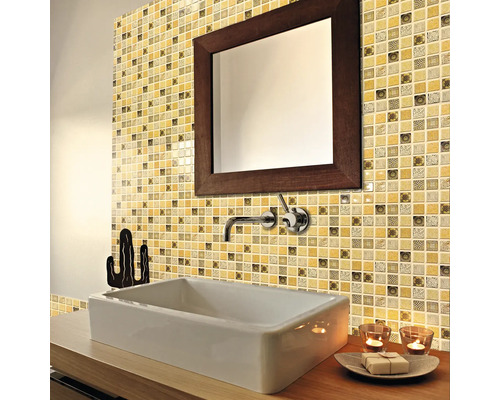 Baie cu gresie mozaic, chiuvetă, oglindă și robinet