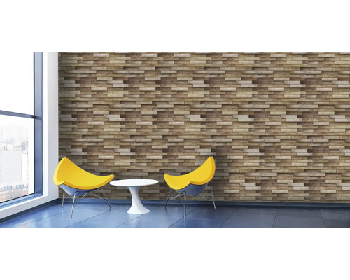 Cameră de zi cu panouri de perete cu aspect de piatră, două scaune și o masă.