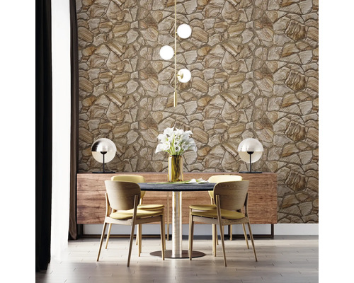 Sufragerie cu tapet de piatră, masă de sufragerie, scaune și iluminat