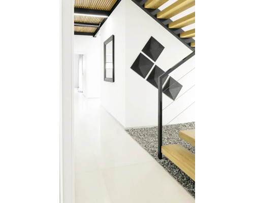 Hol cu scară, decor de perete și oglindă