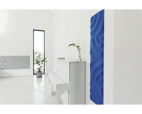 Scenă dintr-o cameră luminoasă cu un panou acustic albastru pe perete