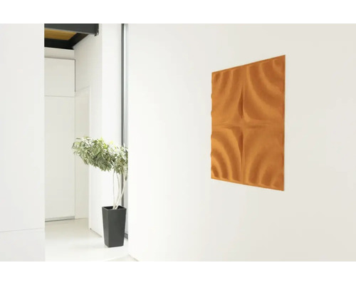 Scenă de interior cu panou acustic pe perete și plantă de interior în fundal.