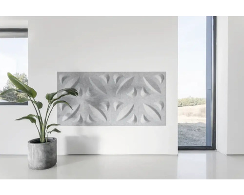 Interior luminos și spațios cu panouri decorative de perete și plantă la ghiveci