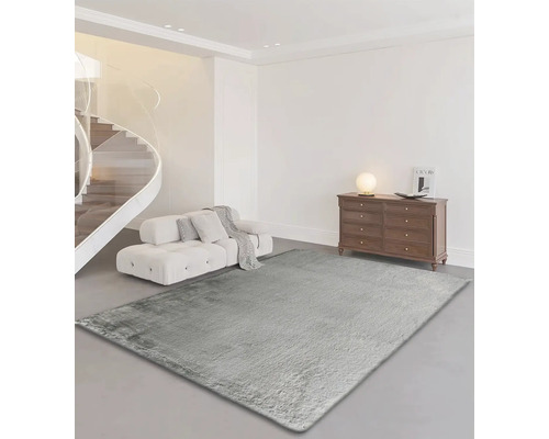 Living cu covor gri deschis, canapea, scară și comodă