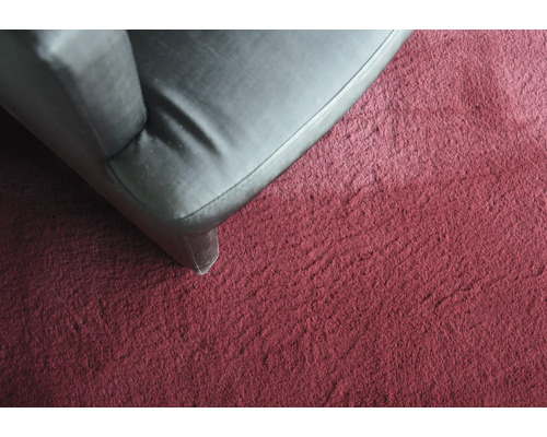 Prim-plan cu un fotoliu pe un covor