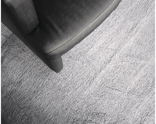 Prim-plan cu un scaun așezat pe un covor