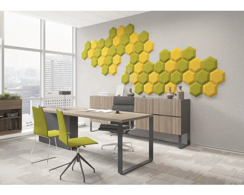 Birou modern cu birou, scaune și panouri acustice hexagonale pe perete pentru absorbția sunetului.