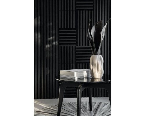 Interior decorativ cu panouri de perete, masă, cărți și vază de flori