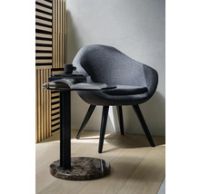 Fotoliu din material textil lângă o măsuță laterală cu blat rotund