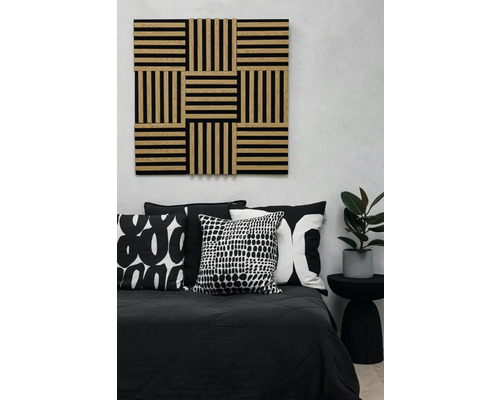 Dormitor cu un pat cu perne și un panou decorativ de perete din lemn