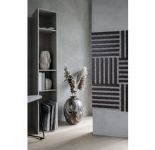Interior decorativ cu raft, vază și panou de perete