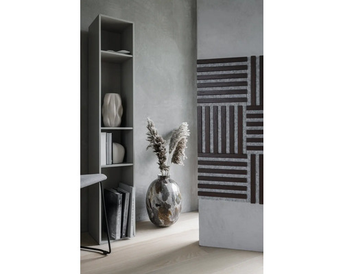 Interior decorativ cu raft, vază și panou de perete