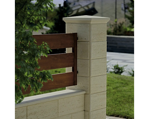 Imagine detaliată a unui gard cu stâlp de piatră și elemente din lemn