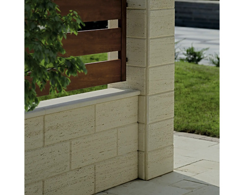 Prim-plan al unui zid din travertin cu elemente din lemn