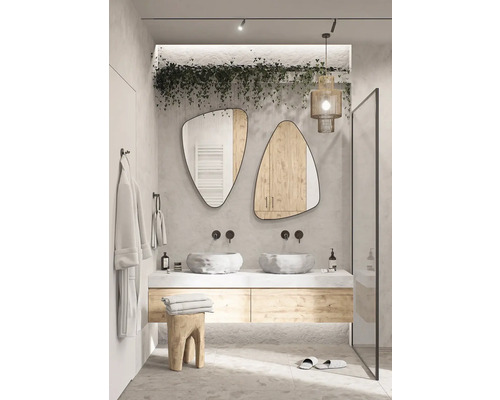 Baie modernă cu chiuvetă dublă, două oglinzi și detalii din lemn.