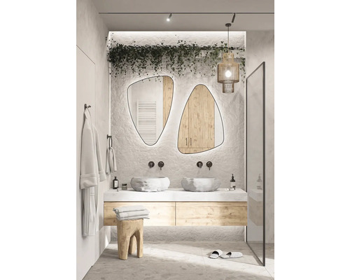 Baie cu chiuvetă dublă, oglinzi cu iluminare din spate și plante suspendate