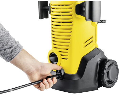 Vizualizare detaliată a unei mașini de spălat cu presiune la conectarea furtunului