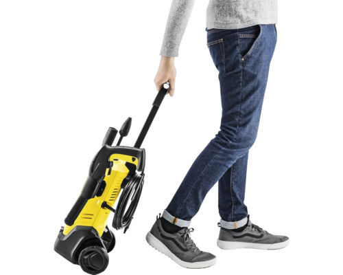 Aparat de curățat cu presiune cu mâner extensibil în uz