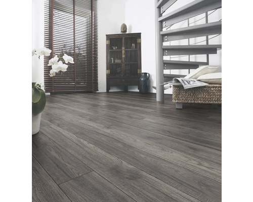 Interior cu podea laminată, comodă și scară spiralată