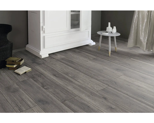 Interior cu parchet laminat cu aspect de lemn, comodă, masă și decorațiuni