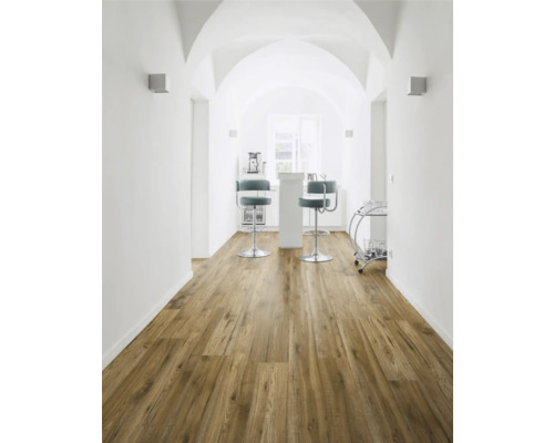 Hol cu podea din lemn, scaune de bar și pereți albi