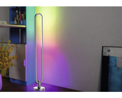 Lampă de podea cu funcție de schimbare a culorii în camera de zi